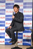 トーク中の内村光良。