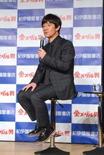 トーク中の内村光良。