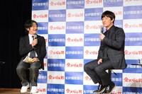 トーク中の（左から）嶋浩一郎、内村光良。