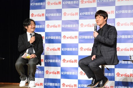 トーク中の（左から）嶋浩一郎、内村光良。