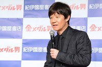 トーク中の内村光良。