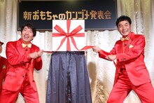 「ダマされちゃうカンヅメ」をお披露目しようとするダチョウ倶楽部の寺門（左）と肥後（右）。