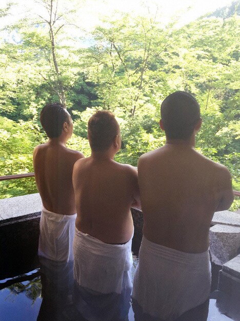 温泉を堪能する（左から）三村、出川、澤部。(c)テレビ東京