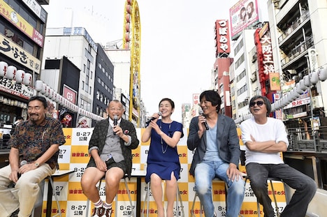 大竹しのぶとの“絡み”について語る笑福亭鶴瓶（左から2人目）。