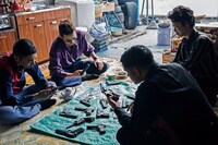 「日本で一番悪い奴ら」のワンシーン。