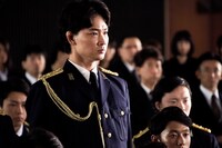 「日本で一番悪い奴ら」のワンシーン。