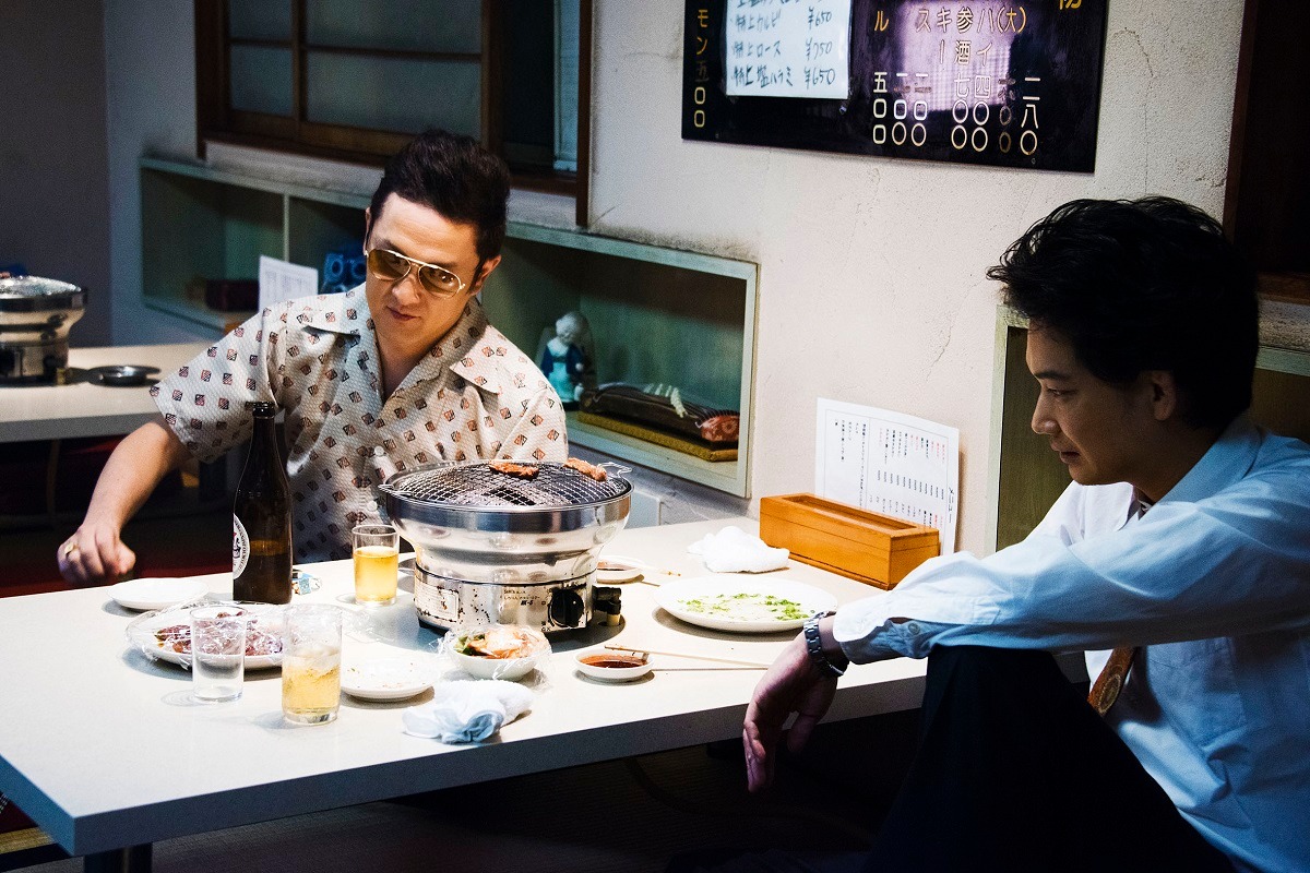 「日本で一番悪い奴ら」のワンシーン。