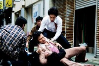 「日本で一番悪い奴ら」のワンシーン。