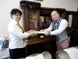 神奈川県庁の非常勤職員となったアホマイルド坂本（右）。