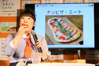「ナンスタイル CAFE」のメニューを試食する森三中・村上。