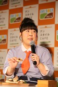 「ナンスタイル CAFE」のメニューを試食する森三中・村上。