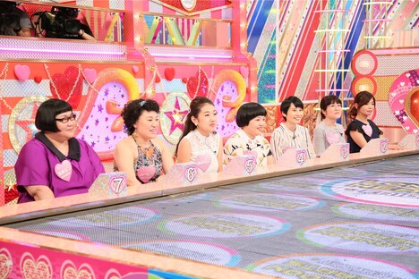 「ラブマゲドン」に参加する女性芸人たち。(c)テレビ朝日