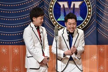 トークテーマを漫才で発表する吉田たち。(c)読売テレビ