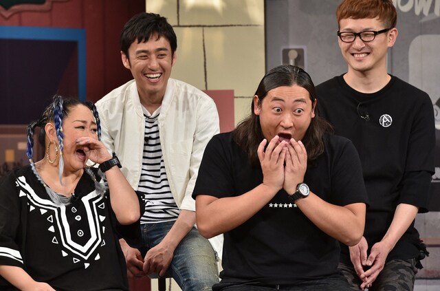 左からLUNA、ロバート。(c)読売テレビ