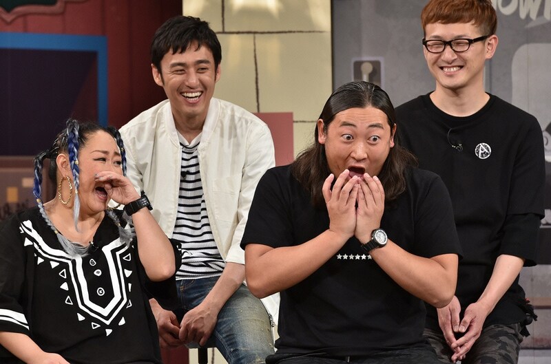 左からLUNA、ロバート。(c)読売テレビ