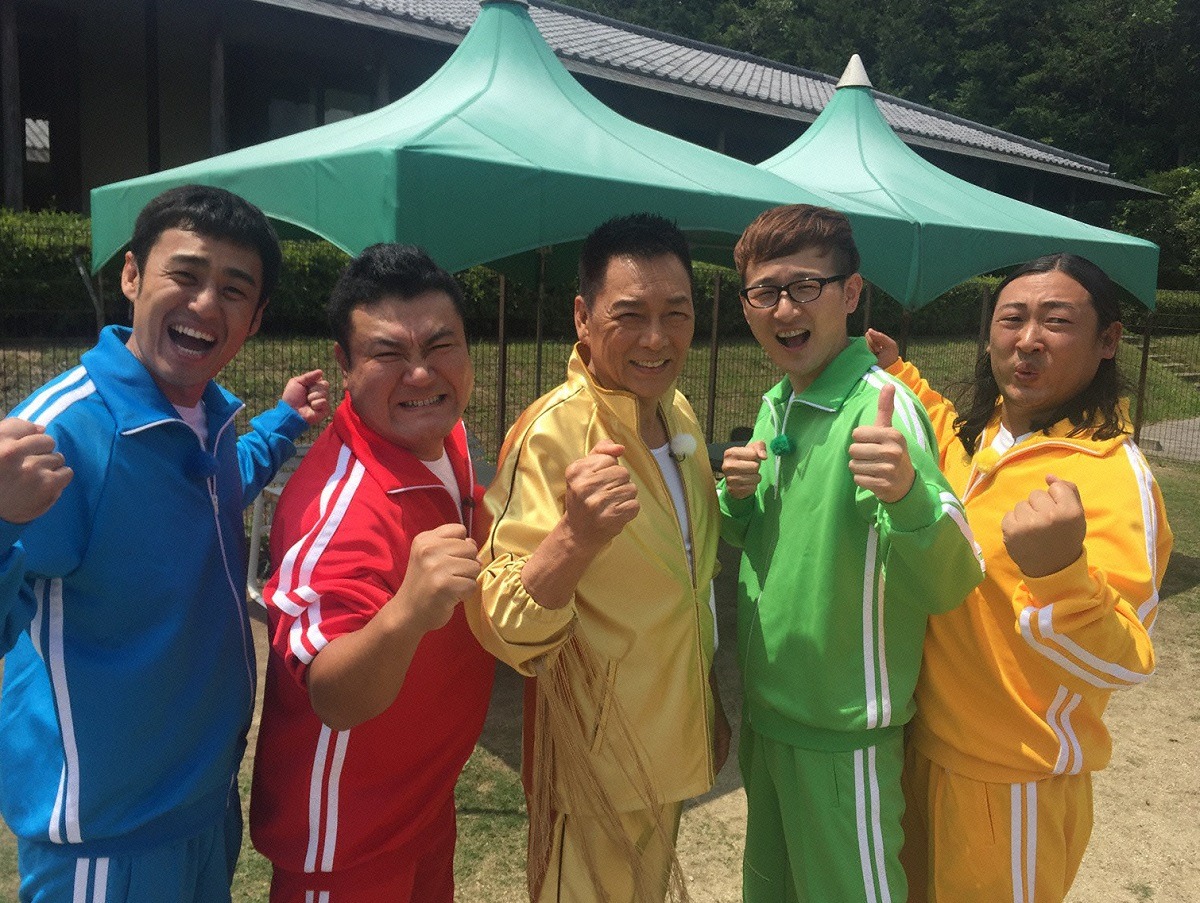 左からロバート山本、アンタッチャブル山崎、錦野旦、ロバート馬場、ロバート秋山。(c)メ～テレ
