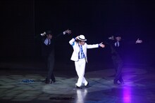 ダンスを披露する内村光良（中央）。