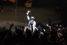 ダンスで客席を沸かせる内村光良（中央）。