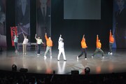 「『LIFE! ～人生に捧げるコント～』SUMMER FESTA 2016」のオープニング「スーパースター」でダンスを披露する「LIFE!」メンバー。