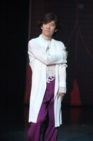 女マンに扮する内村光良。