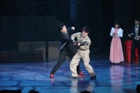 「無敵の男VSカッツ・アイ」で殺陣に臨む内村光良（中央右）。