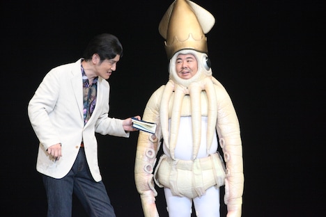 「イカ大王VSゲスニック西条」に登場した、（左から）ココリコ田中、ドランクドラゴン塚地。