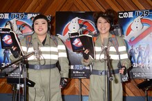 公開アフレコに臨む（左から）渡辺直美、友近。