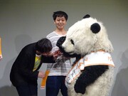 オジンオズボーン高松（手前左）に毛を分けてやろうとするパン田くん。