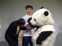 オジンオズボーン高松（手前左）に毛を分けてやろうとするパン田くん。