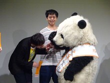 オジンオズボーン高松（手前左）に毛を分けてやろうとするパン田くん。