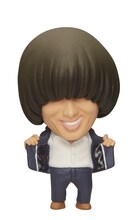 「マッシュルームカット」を付けたトレンディエンジェル斎藤のフィギュア。