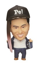 「キャップ＆ウィッグスタイル」を付けたトレンディエンジェル斎藤のフィギュア。