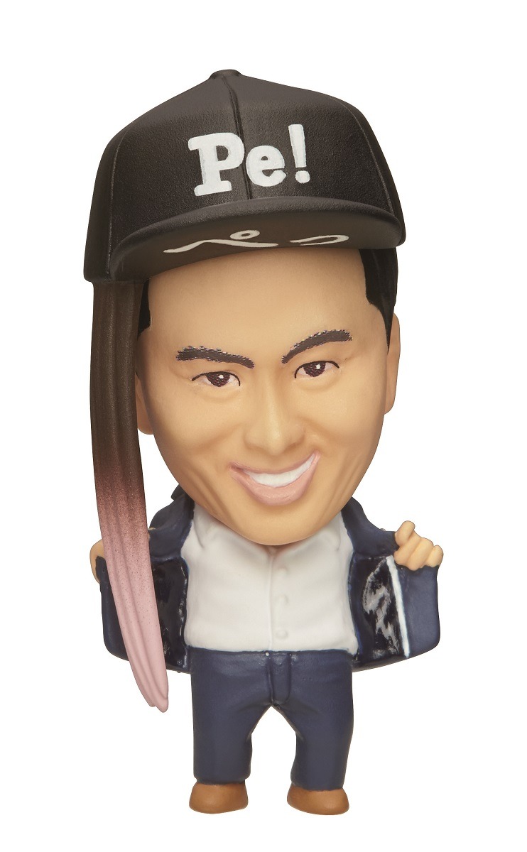 「キャップ＆ウィッグスタイル」を付けたトレンディエンジェル斎藤のフィギュア。