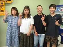 左から海原やすよ ともこ、アキナ。(c)テレビ大阪