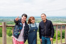 タカアンドトシとはるな愛（中央）。(c)UHB/YOSHIMOTO KOGYO