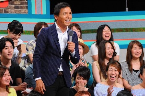 アンジャッシュを追及するリポーターの阿部祐二。(c)MBS