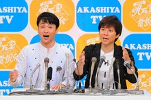 「どこまできくねん！明石家記者会見」で質問攻めにあうアンジャッシュ。(c)MBS