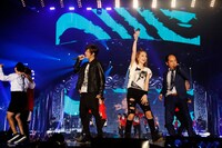 トレンディエンジェルとGacktがサプライズ出演した、浜崎あゆみライブのワンシーン。