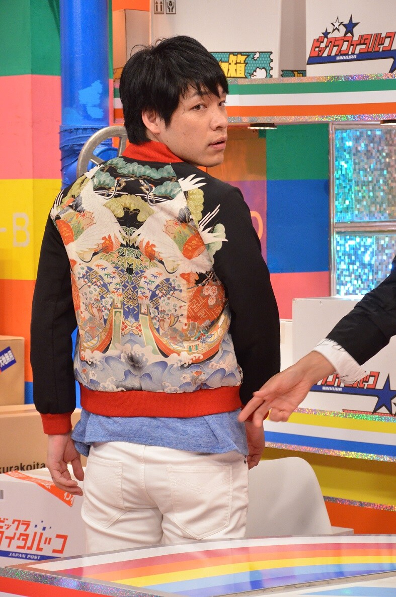 「（秘）荷物！開封バラエティー ビックラコイタ箱」で和柄スカジャンを着る、麒麟・川島。(c)CTV