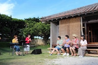 Kiroroの歌に聴き入るバナナマンら。(c)NHK