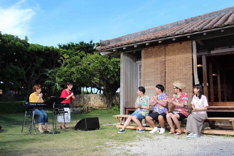 Kiroroの歌に聴き入るバナナマンら。(c)NHK