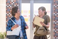 コント「ムロ待ち」のワンシーン。右がシソンヌじろう。(c)NHK