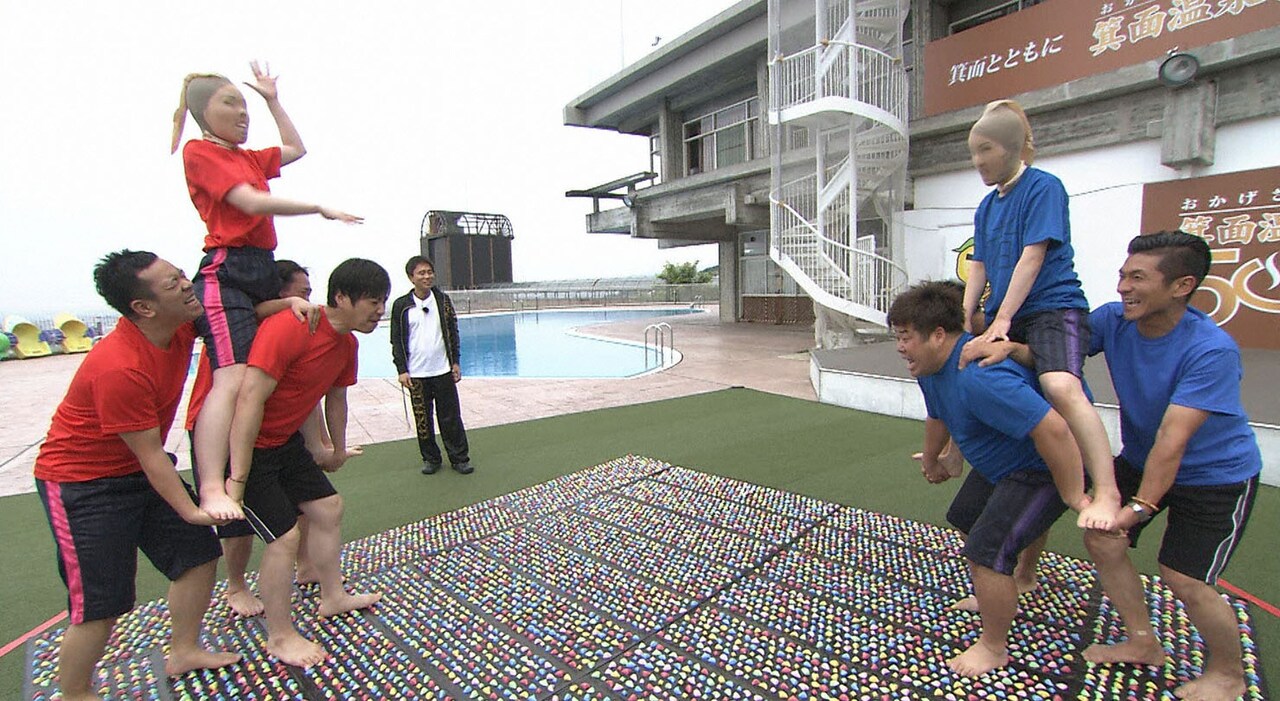 足つぼマットの上で騎馬戦を繰り広げる芸人たち。(c)MBS