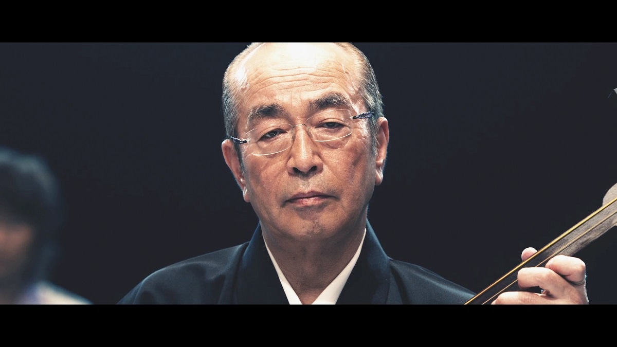 「あたらしくいこう WEB限定スペシャルムービー『志村けん×スカパラ』篇」のワンシーン。