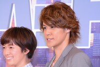 左から佐藤栞里、宮野真守。