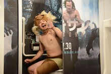 映画「ターザン：REBORN」仕様になったトイレをレポートする大西ライオン。