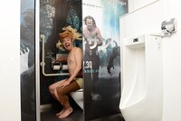 “ターザン仕様”になったトイレをレポートする大西ライオン。