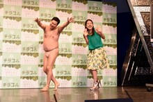 PRイベントに登場した（左から）とにかく明るい安村、横澤夏子。