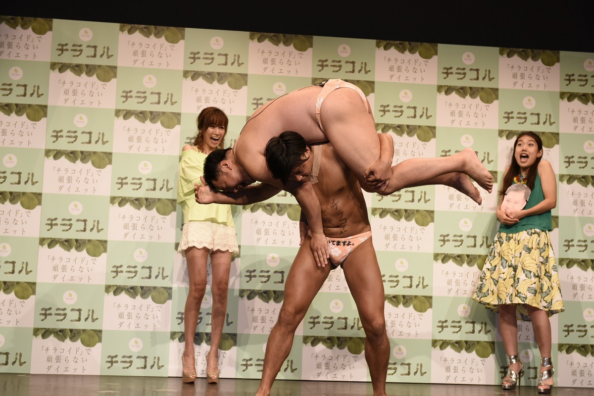 とにかく明るい安村にプロレス技をかけるてのりタイガー渡瀬。