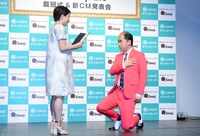 戴冠式の様子。左から矢野りん氏、トレンディエンジェル斎藤。